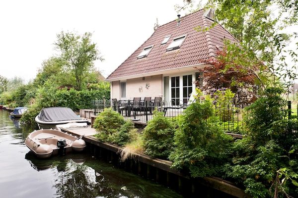 Buitenkant - Vakantiewoning met sauna, buitenspa in Friesland (2)