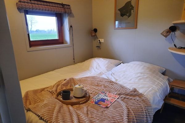 Slaapkamer - Lodge aan de Weiden met Mooie Veranda in Ruinerwold (4)