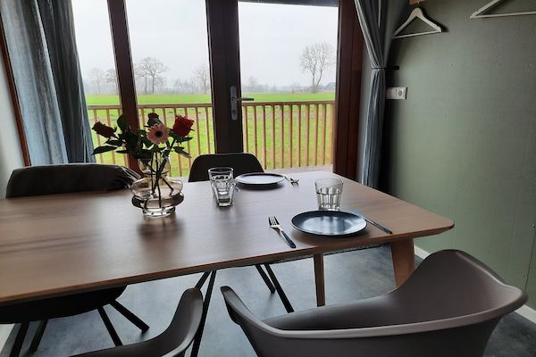 Woonkamer - Lodge aan de Weiden met Mooie Veranda in Ruinerwold (2)