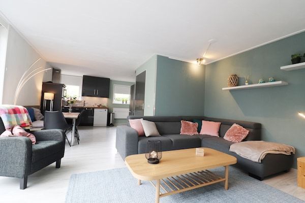 Woonkamer - Vakantiehuis in Grou met Bubbelbad in Grou (4)