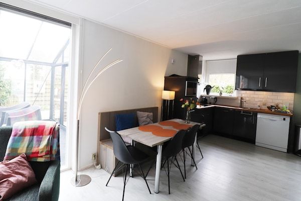 Eetkamer - Vakantiehuis in Grou met Bubbelbad in Grou (5)