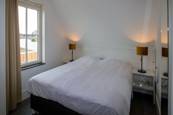 Slaapkamer - Villa aan het Water met Sauna en Terras in Delfstrahuizen (5)