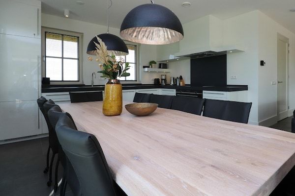 Eetkamer - Villa aan het Water met Sauna en Terras in Delfstrahuizen (4)