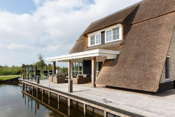 Buitenkant - Villa aan het Water met Sauna en Terras in Delfstrahuizen (1)