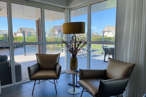 Woonkamer - Villa aan het Water met Sauna en Terras in Delfstrahuizen (3)
