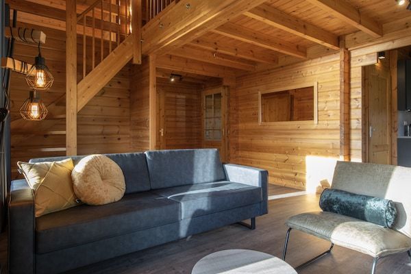 Woonkamer - Lodge aan het meer in rustige natuur Arcen in Arcen (2)