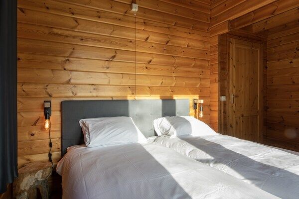 Slaapkamer - Lodge aan het meer in rustige natuur Arcen in Arcen (3)