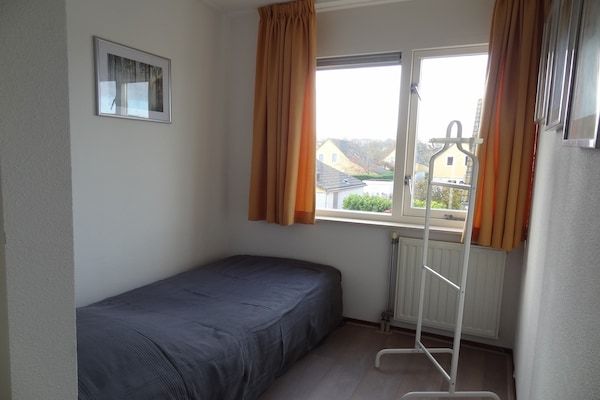 Slaapkamer - Vakantiehuis in Zeeland met Tuin in Wemeldinge (3)