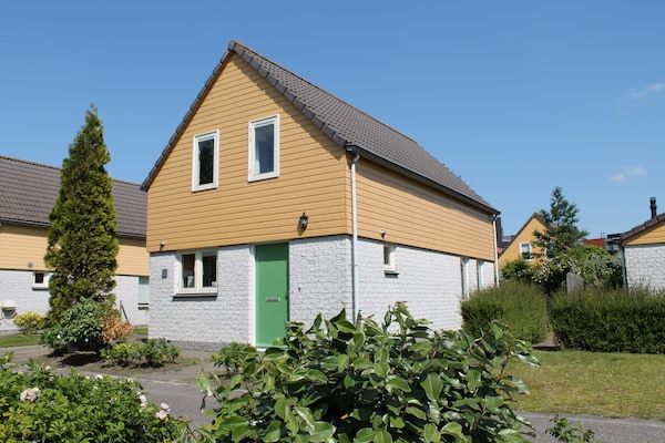 Buitenkant - Vakantiehuis in rustige park voor families in Wemeldinge (1)