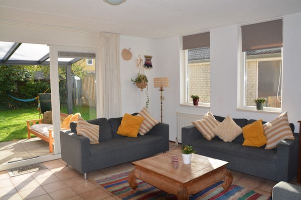 Woonkamer - Vakantiehuis in rustige park voor families in Wemeldinge (2)