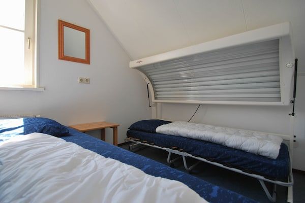 Slaapkamer - Prachtige villa met wintertuin. in Makkum (5)