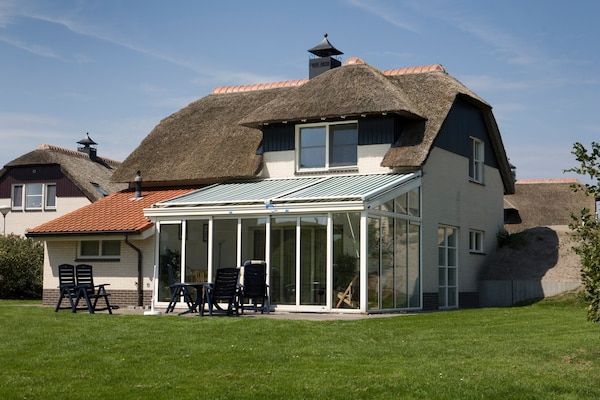 Buitenkant - Prachtige villa met wintertuin. in Makkum (1)
