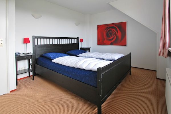 Slaapkamer - Chalet met rieten dak en badkamer in een park in Makkum (5)