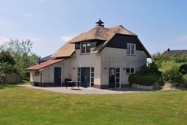 Buitenkant - Chalet met rieten dak en badkamer in een park in Makkum (1)