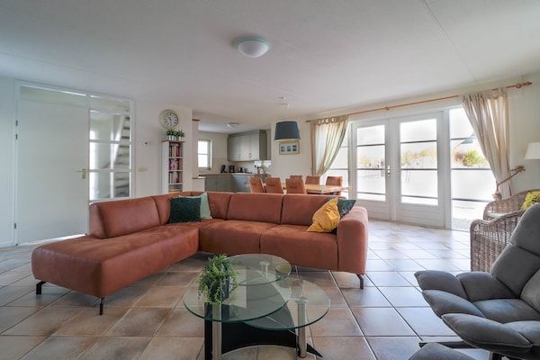 Woonkamer - Chalet met rieten dak en badkamer in een park in Makkum (2)