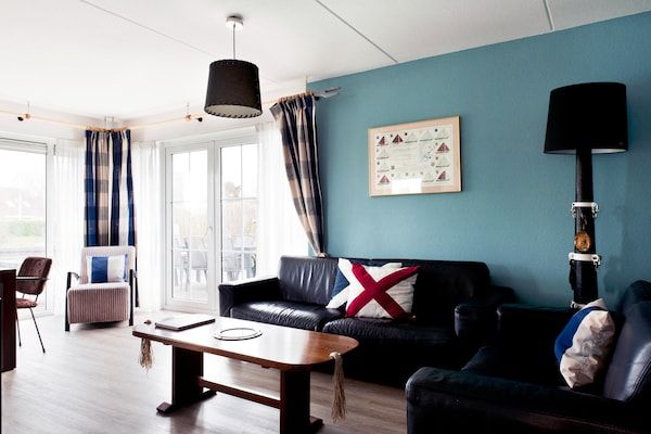 Woonkamer - Bungalow met sauna en natuur in Friesland (2)