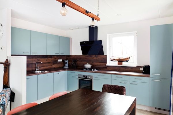 Keuken - Bungalow met sauna en natuur in Friesland (5)