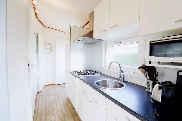 Keuken - Rustgevend duinchalet in Hollum in Hollum (4)