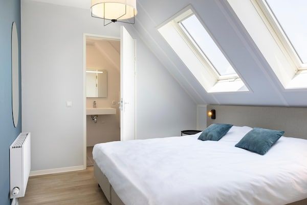 Slaapkamer - Modern toevluchtsoord vlakbij het strand in Nieuwvliet (4)