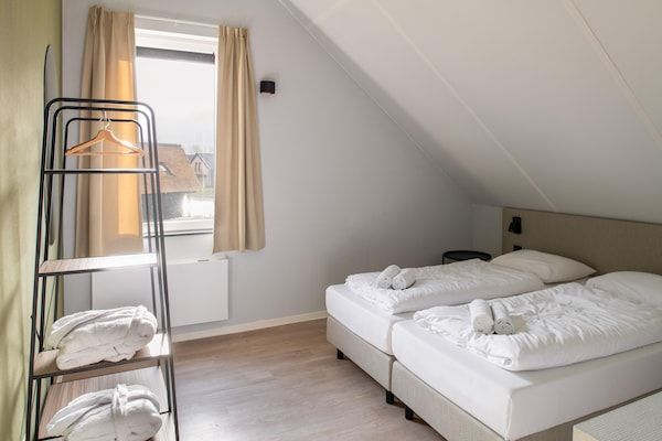 Slaapkamer - Vakantiehuis bij Noordzeestrand met Sauna in Nieuwvliet (4)