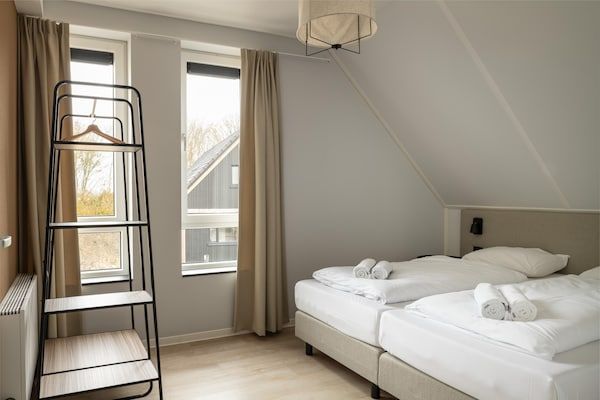 Slaapkamer - Luxe woning in Nieuwvliet-Bad met zwembad in Nieuwvliet (5)