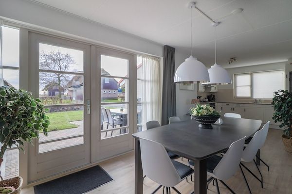 Eetkamer - Ruime villa in een vakantiepark in Makkum in Makkum (4)
