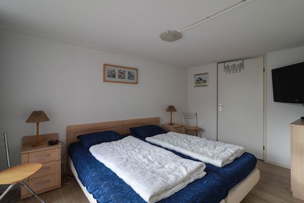 Slaapkamer - Ruime villa in een vakantiepark in Makkum in Makkum (5)