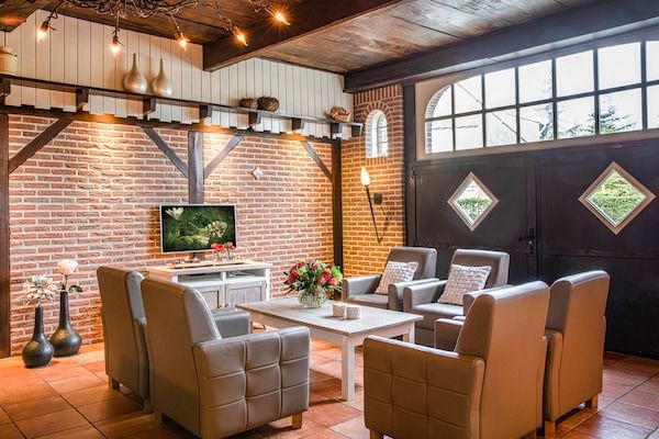 Woonkamer - Mooi vakantiehuis met bubbelbad in Losser (4)