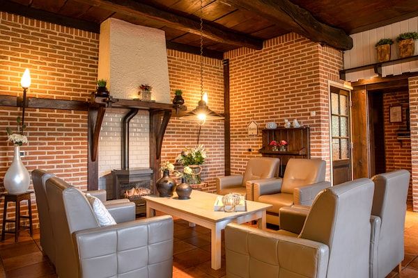 Woonkamer - Mooi vakantiehuis met bubbelbad in Losser (5)