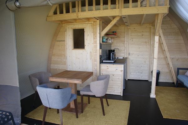 Woonkamer - Luxe tentlodge met infraroodsauna in Dalerveen (5)