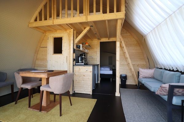Woonkamer - Luxe tentlodge met infraroodsauna in Dalerveen (2)