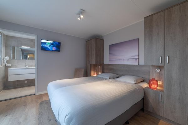 Slaapkamer - Villa in Colijnsplaat bij de Zee in Colijnsplaat (5)