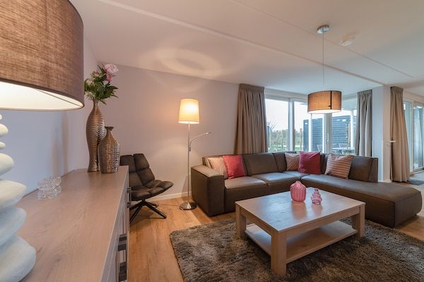 Woonkamer - Villa in Colijnsplaat bij de Zee in Colijnsplaat (2)