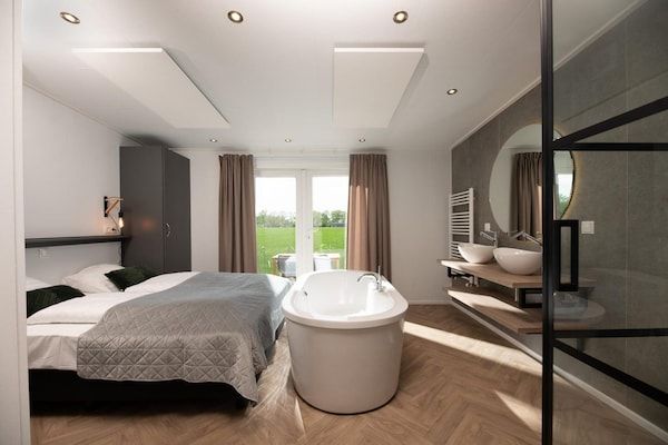 Slaapkamer - Luxe panoramische lodge met jacuzzi in Rijssen (2)