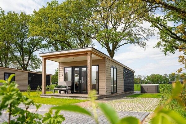 Buitenkant - Luxe panoramische lodge met jacuzzi in Rijssen (1)