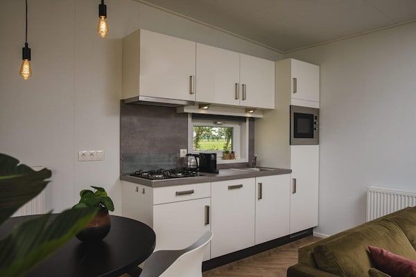 Keuken - Luxe panoramische lodge met jacuzzi in Rijssen (4)