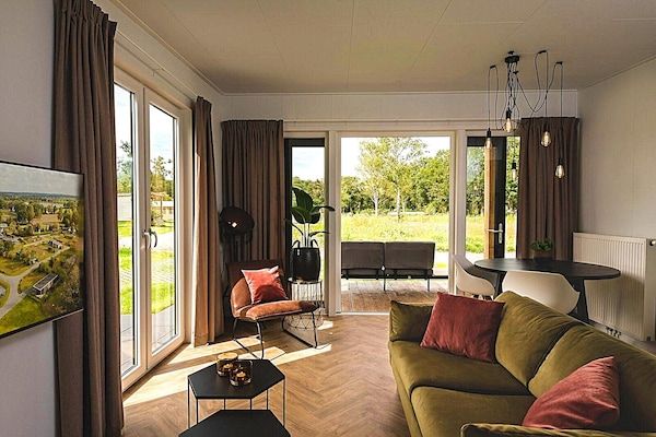 Woonkamer - Luxe panoramische lodge met jacuzzi in Rijssen (3)