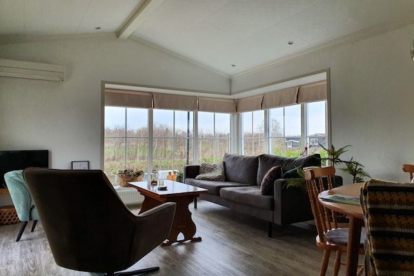 Woonkamer - Canal-Side Stay, Giethoorn in Giethoorn (2)