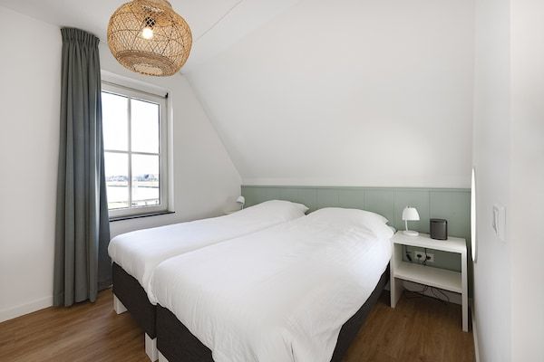 Slaapkamer - Villa aan Tjeukemeer met Privé Steiger in Delfstrahuizen (5)