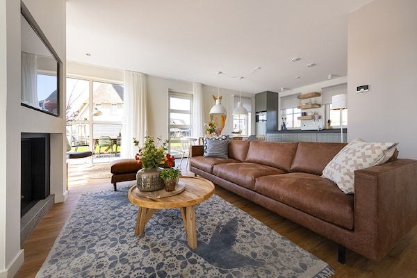 Woonkamer - Villa aan Tjeukemeer met Privé Steiger in Delfstrahuizen (3)