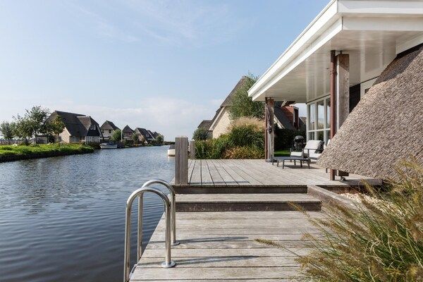 Buitenkant - Villa aan Tjeukemeer met Privé Steiger in Delfstrahuizen (2)
