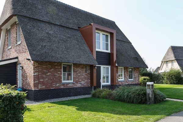 Buitenkant - Villa aan Tjeukemeer met Privé Steiger in Delfstrahuizen (1)