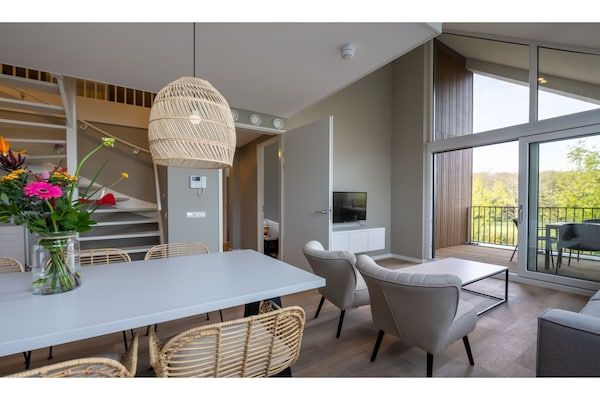 Woonkamer - Stijlvolle Marina Loft met balkon in Kamperland (5)