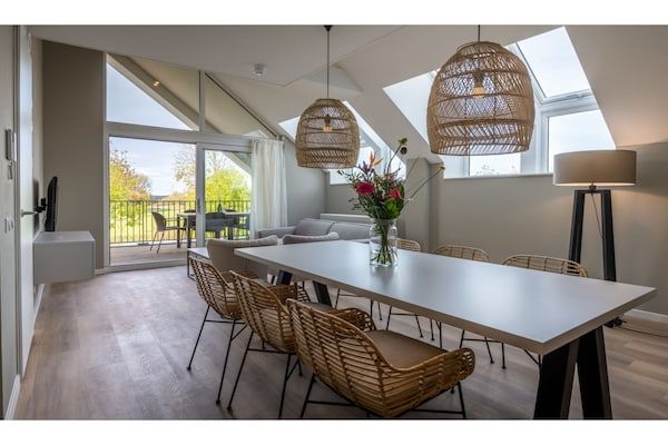 Woonkamer - Stijlvolle Marina Loft met balkon in Kamperland (4)