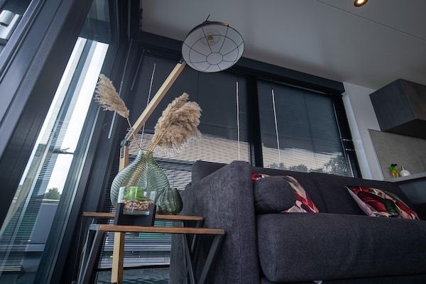 Woonkamer - Woonboot Mookerplas met uitzicht in Middelaar (4)