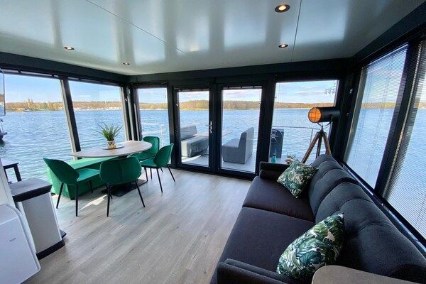 Woonkamer - Woonboot Mookerplas met uitzicht in Middelaar (5)