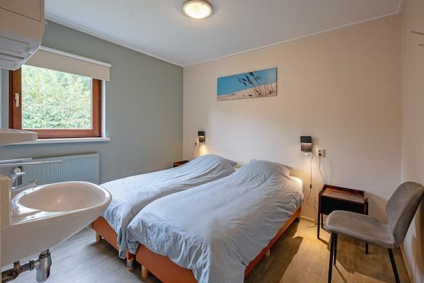 Slaapkamer - Gezellig vakantiehuis met bubbelbad op Texel in Den Burg (4)