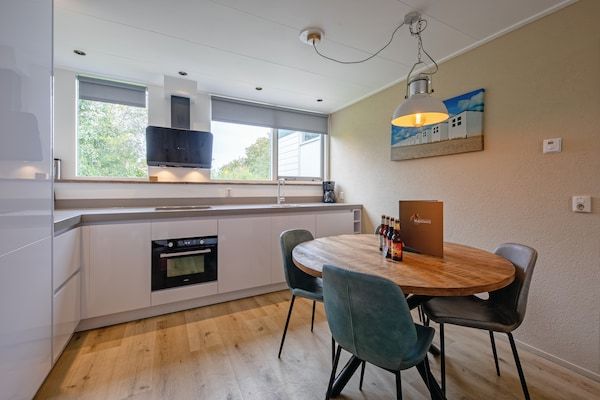 Keuken - Gezellig vakantiehuis met bubbelbad op Texel in Den Burg (3)