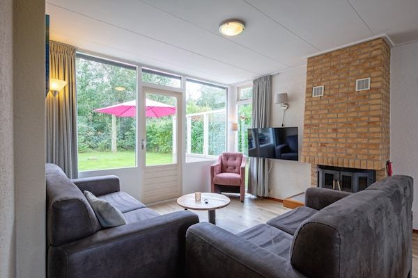 Woonkamer - Gezellig vakantiehuis met bubbelbad op Texel in Den Burg (2)