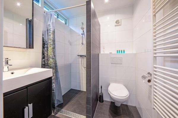 Badkamer - Gezellig vakantiehuis met bubbelbad op Texel in Den Burg (5)